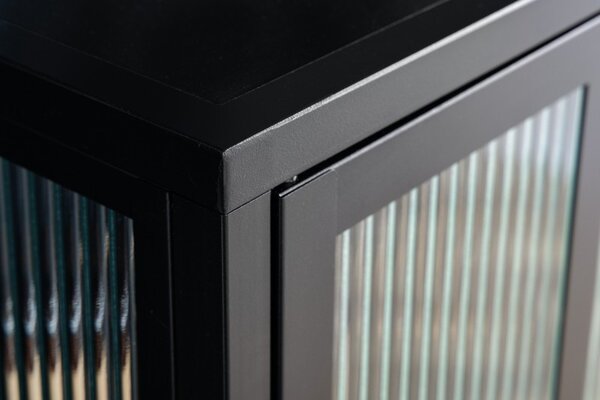 Designová industriální nízká vitrína Industria Durante z kovu s dvířky z žebrovaného skla černá 102cm