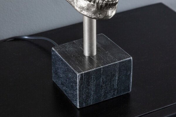 Art deco stříbrná stolní lampa Uma s kovovou lebkou, černým kulatým stínítkem a mramorovou podstavou 56cm
