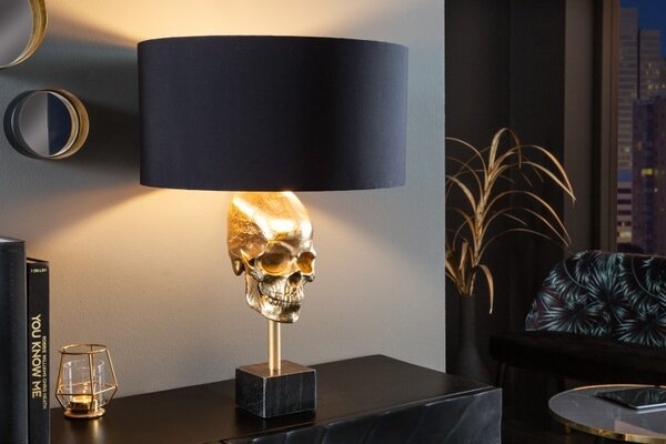 Art deco stolní lampa Uma ve zlatém provedení s kovovou lebkou s černým kulatým stínítkem 56cm