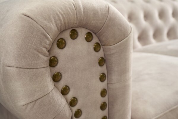 Luxusní chesterfield křeslo Contessa s čalouněním v barvě šampaňského s prošíváním a kovovým zdobením 105cm