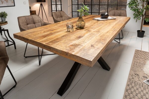 Industriální jídelní stůl Comedor z lakovaného masivního dřeva s černou kovovou podstavou obdélníkový hnědý 160cm