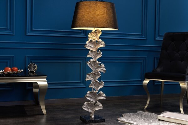 Moderní stojací lampa Ginka ve stříbrném provedení s ozdobnými listy ginka a s černým stínítkem 122cm