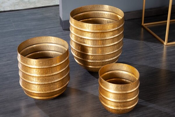 Designový set tří art deco květináčů Baneli z kovu zlaté barvy s kladívkovým vzorem