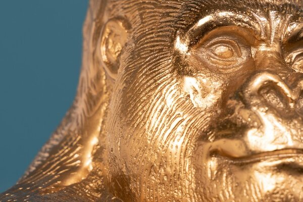 Luxusní art deco dekorační soška gorily Wilde z kovu ve zlaté barvě 43cm