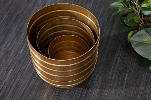 Designový set tří art deco květináčů Baneli z kovu zlaté barvy s kladívkovým vzorem