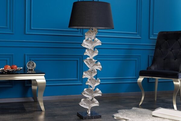 Moderní stojací lampa Ginka ve stříbrném provedení s ozdobnými listy ginka a s černým stínítkem 122cm