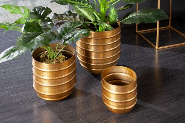 Designový set tří art deco květináčů Baneli z kovu zlaté barvy s kladívkovým vzorem