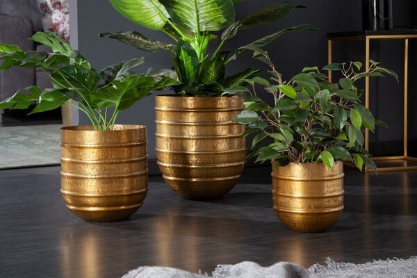Designový set tří art deco květináčů Baneli z kovu zlaté barvy s kladívkovým vzorem