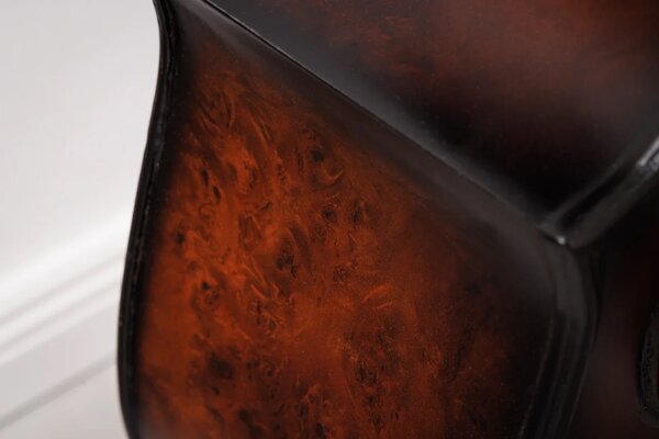 Designová masivní vinotéka Barley ve tvaru violoncella v hnědé barvě s černými detaily s patinovaným efektem 135 cm