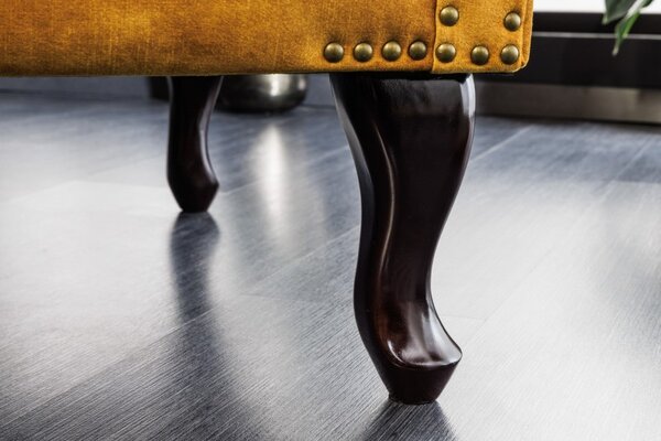 Chesterfield křeslo Cella se sametovým čalouněním v hořčicově žluté barvě s tmavě hnědými masivními nožičkami 105cm