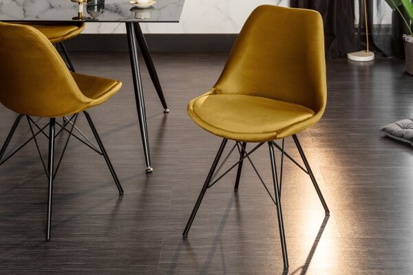 Designová hořčicově žlutá jídelní židle Scandinavia se sametovým čalouněním a černými nožičkami z kovu 86cm