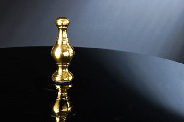 Luxusní art deco příruční stolek Marietta se zlatou ozdobnou podstavou a černou kulatou vrchní deskou 65cm