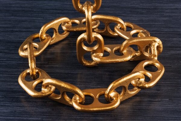 Designový kulatý příruční stolek Belime Gold s ozdobnou zlatou konstrukcí z kovu a mangovou vrchní deskou 54cm