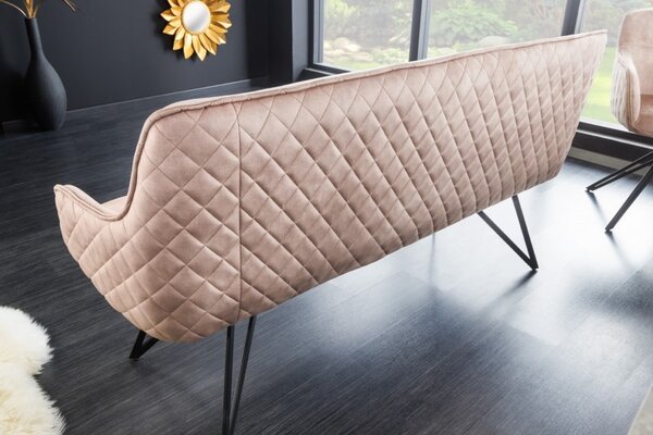 Retro stylová čalouněná lavice Dunelon se starorůžovým sametovým potahem a černými kovovými nožičkami 156cm