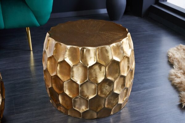 Orientální zlatý příruční stolek Himare z kovové slitiny s reliéfním vzorem 55cm