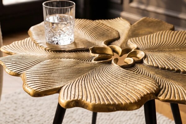 Glamour designový konferenční stolek Ginko ve zlatém provedení ve tvaru listů jinanu s černými nožičkami 50 cm