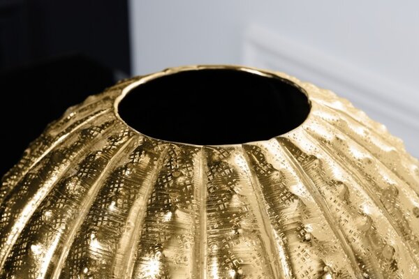 Glamour váza Galactic v kovovém tepaném provedení ve zlaté barvě kulatého tvaru 30cm