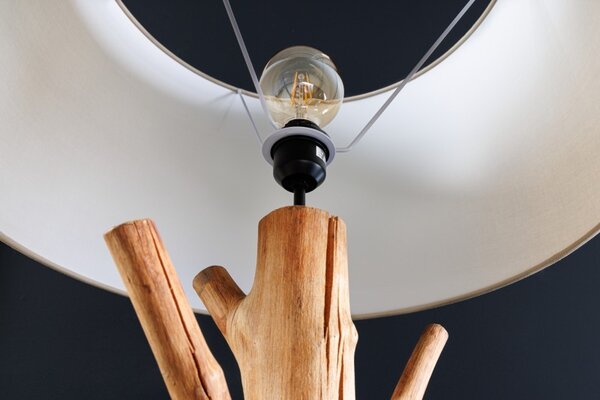 Etno stylová stojací lampa Nature s hnědou masivní podstavou a bílým stínítkem 175cm