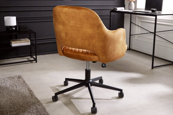 Designová moderní otočná židle Pedro s okrovým žlutým sametovým potahem a konstrukcí s kolečky 82 cm