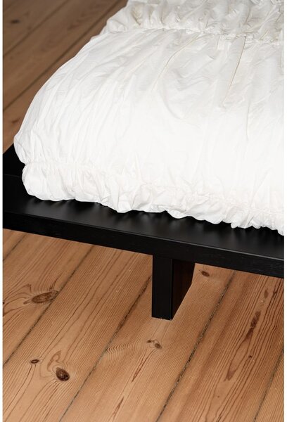 Černá dvoulůžková postel z borovicového dřeva s roštem 140x200 cm Japan – Karup Design