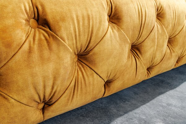 Moderní manželská postel Kreon se sametovým potahem žluté barvy s chesterfield prošíváním 160x200cm