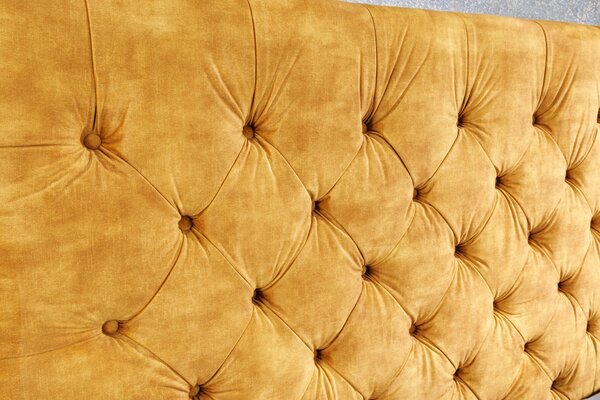 Moderní manželská postel Kreon se sametovým potahem žluté barvy s chesterfield prošíváním 160x200cm