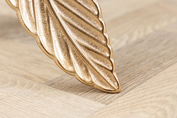 Art-deco kulatý příruční stolek Pluma se skleněnou vrchní deskou a podstavou s designem pírek ve zlaté barvě 45 cm