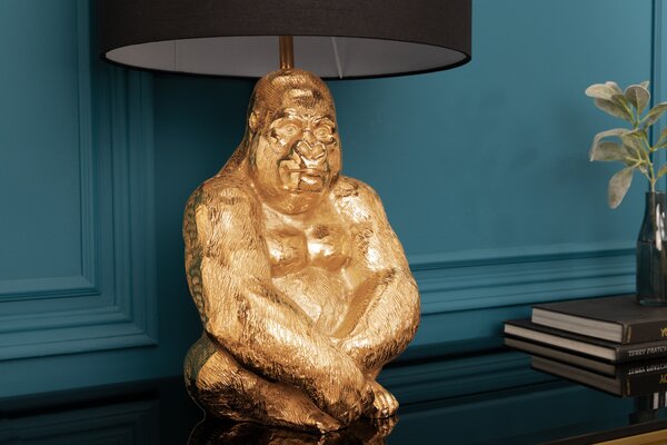 Designová stolní lampa Apell s kovovou podstavou ve zlaté barvě ve tvaru gorily as kruhovým černým stínítkem 60 cm