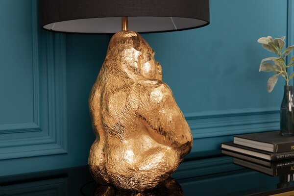 Designová stolní lampa Apell s kovovou podstavou ve zlaté barvě ve tvaru gorily as kruhovým černým stínítkem 60 cm