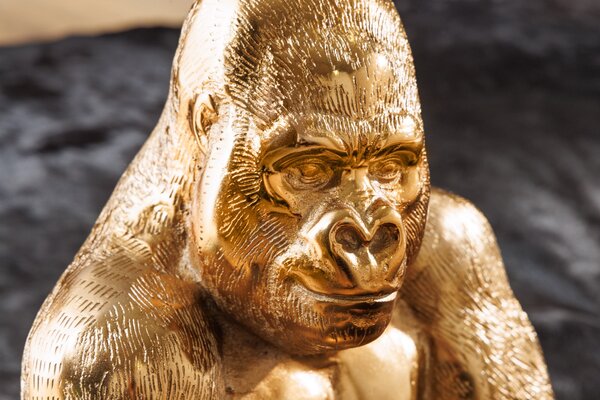 Luxusní kulatý příruční stolek Wilde v art-deco stylu s podstavou s figurou gorily ve zlaté barvě a skleněnou deskou 51 cm
