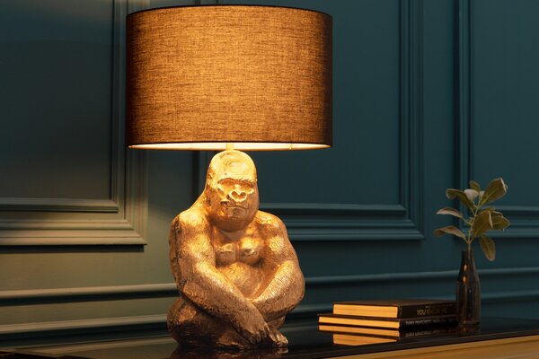 Designová stolní lampa Apell s kovovou podstavou ve zlaté barvě ve tvaru gorily as kruhovým černým stínítkem 60 cm