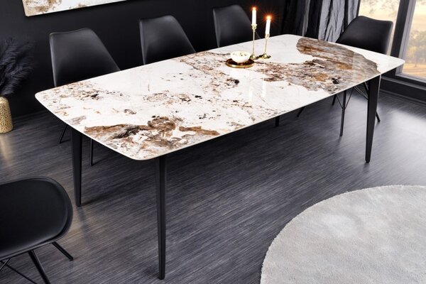 Designový jídelní stůl Tazer s deskou s mramorovým vizuálem v přírodní barvě se čtyřmi černými úzkými nožičkami 180 cm