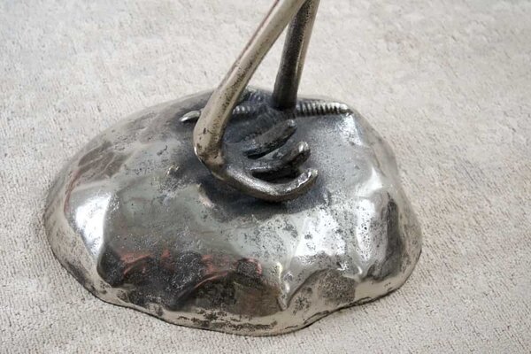 Designový kulatý příruční stolek Ardea se skulpturální podstavou ve tvaru volavky ve stříbrné barvě 88 cm