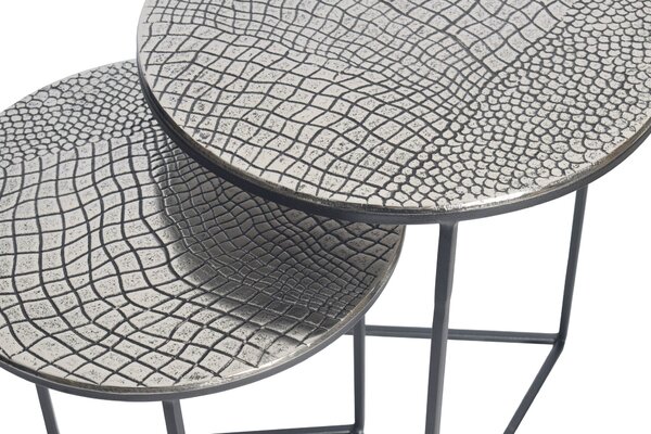 Designový set kulatých příručních stolků Gustave s ručním zdobením se vzorem krokodýlí kůže starožitná stříbrná 49 cm