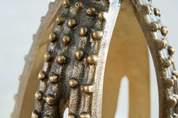 Designový kulatý příruční stolek Polbitta s podstavou ve tvaru chobotnice ve zlaté barvě a skleněnou vrchní deskou 67 cm