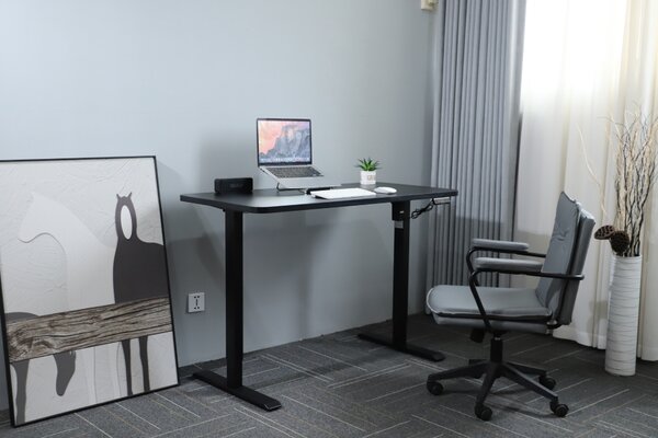 Výškově nastavitelný elektrický stůl BestBerg BBAT-14BB / rozměr 140x70 cm / výška 70-114 cm / černá