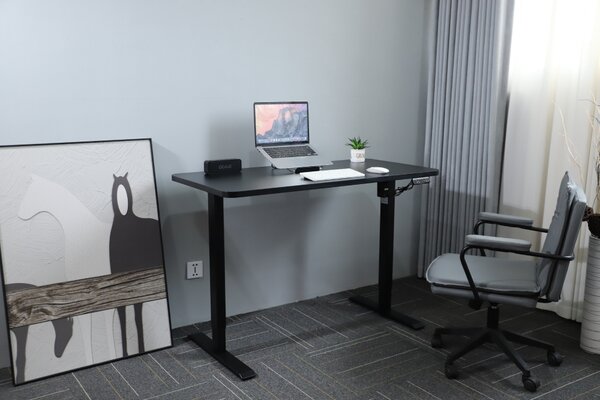 Výškově nastavitelný elektrický stůl BestBerg BBAT-14BB / rozměr 140x70 cm / výška 70-114 cm / černá