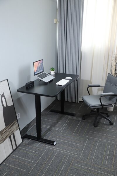 Výškově nastavitelný elektrický stůl BestBerg BBAT-14BB / rozměr 140x70 cm / výška 70-114 cm / černá