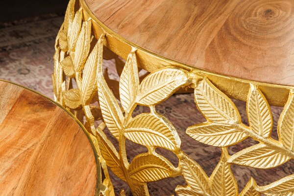 Zlatá glamour sada dvou kulatých konferenčních stolků Basoa s podstavou s designem listů a dřevěnou deskou 68 cm