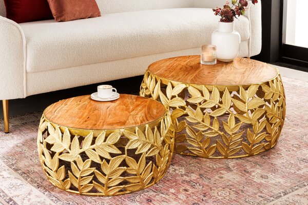 Zlatá glamour sada dvou kulatých konferenčních stolků Basoa s podstavou s designem listů a dřevěnou deskou 68 cm