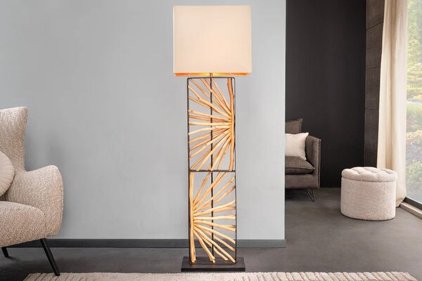 Designová etno stojací lampa Adduro s podstavou z černého kovu a masivního dřeva ve hnědé barvě s béžovým stínítkem 165 cm