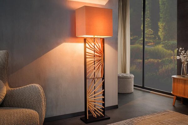 Designová etno stojací lampa Adduro s podstavou z černého kovu a masivního dřeva ve hnědé barvě s béžovým stínítkem 165 cm