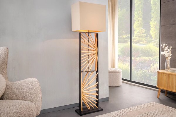 Designová etno stojací lampa Adduro s podstavou z černého kovu a masivního dřeva ve hnědé barvě s béžovým stínítkem 165 cm