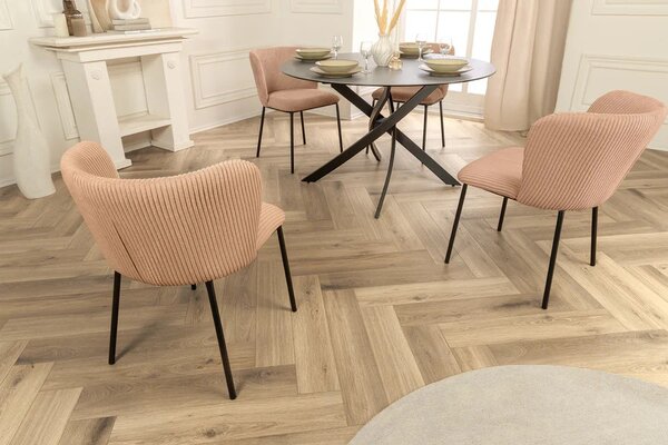 Designová retro jídelní židle Olive v meruňkové barvě s vroubkovaným potahem s černými nožičkami 75 cm