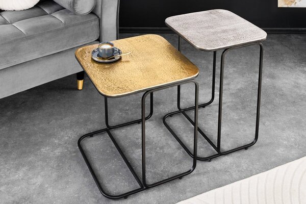 Stylový set čtvercových konferenčních stolků Ambi ve zlaté a stříbrné barvě z kovu s černým kovovým rámem 48 cm