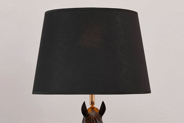 Moderní stolní lampa Equina s černým stínítkem se zlatým vnitřkem a černou akrylovou sochou koně na mramorové podstavě 75 cm