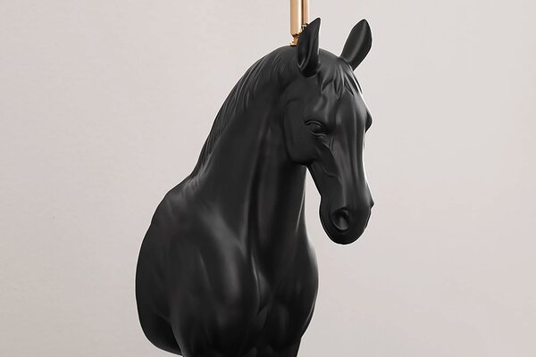 Moderní stolní lampa Equina s černým stínítkem se zlatým vnitřkem a černou akrylovou sochou koně na mramorové podstavě 75 cm