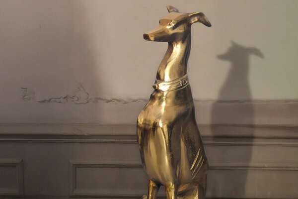 Art deco designová kovová zlatá socha psa Nartas v sedací poloze 69 cm