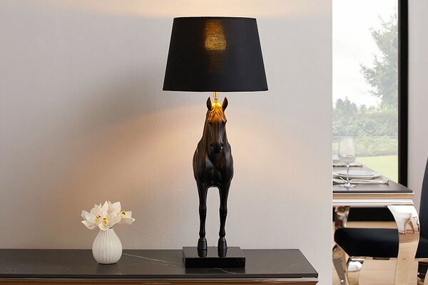 Moderní stolní lampa Equina s černým stínítkem se zlatým vnitřkem a černou akrylovou sochou koně na mramorové podstavě 75 cm