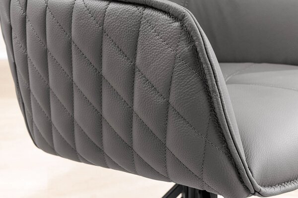 Designová otočná jídelní židle Lion v šedé kůži s prošívaným vzorem a černými kovovými nožičkami 82 cm
